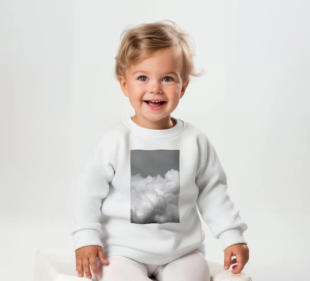 Minimal But Bold Clouds felpa neonato da Studio Nahili