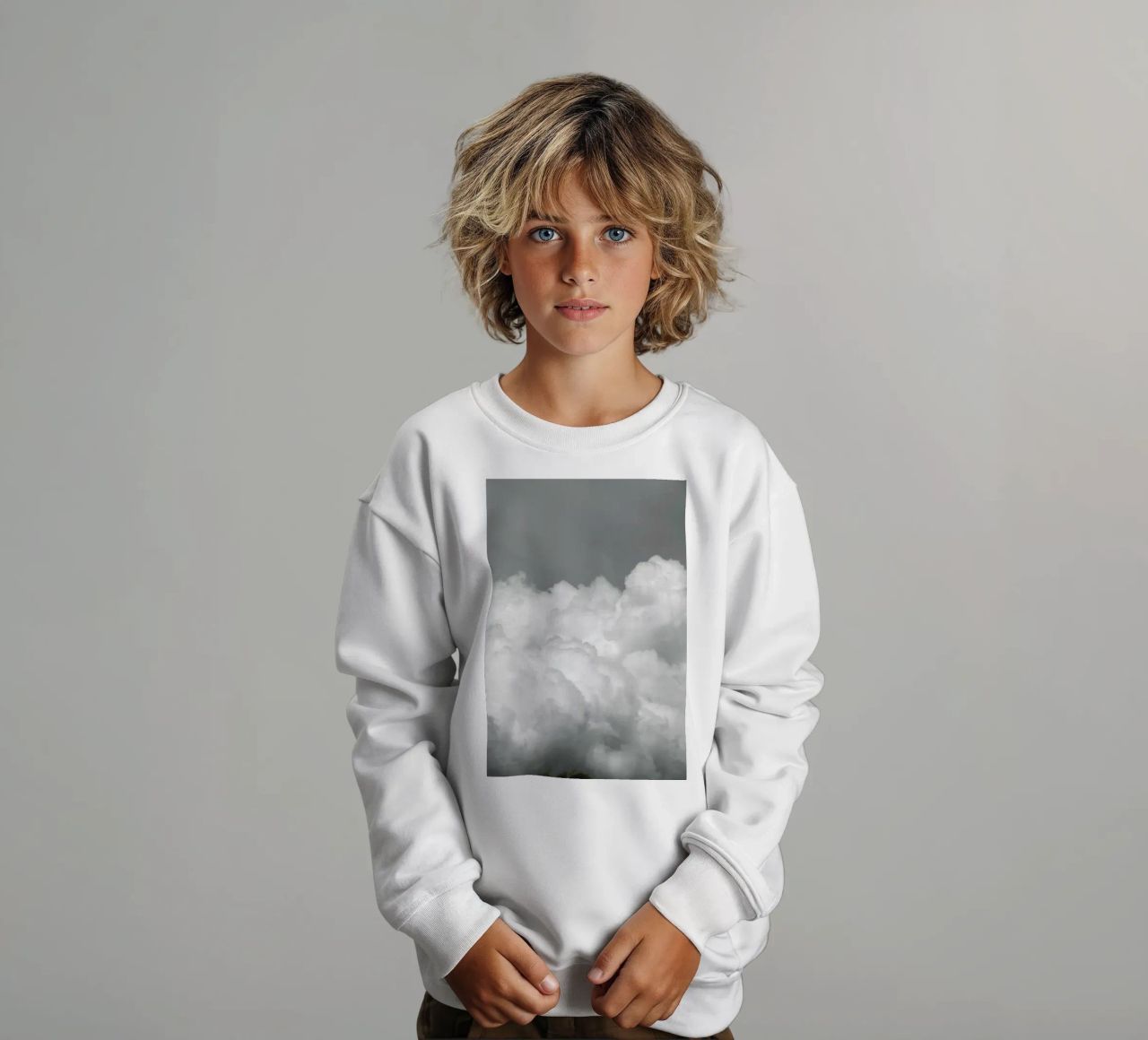 Minimal But Bold Clouds felpa bambino da Studio Nahili