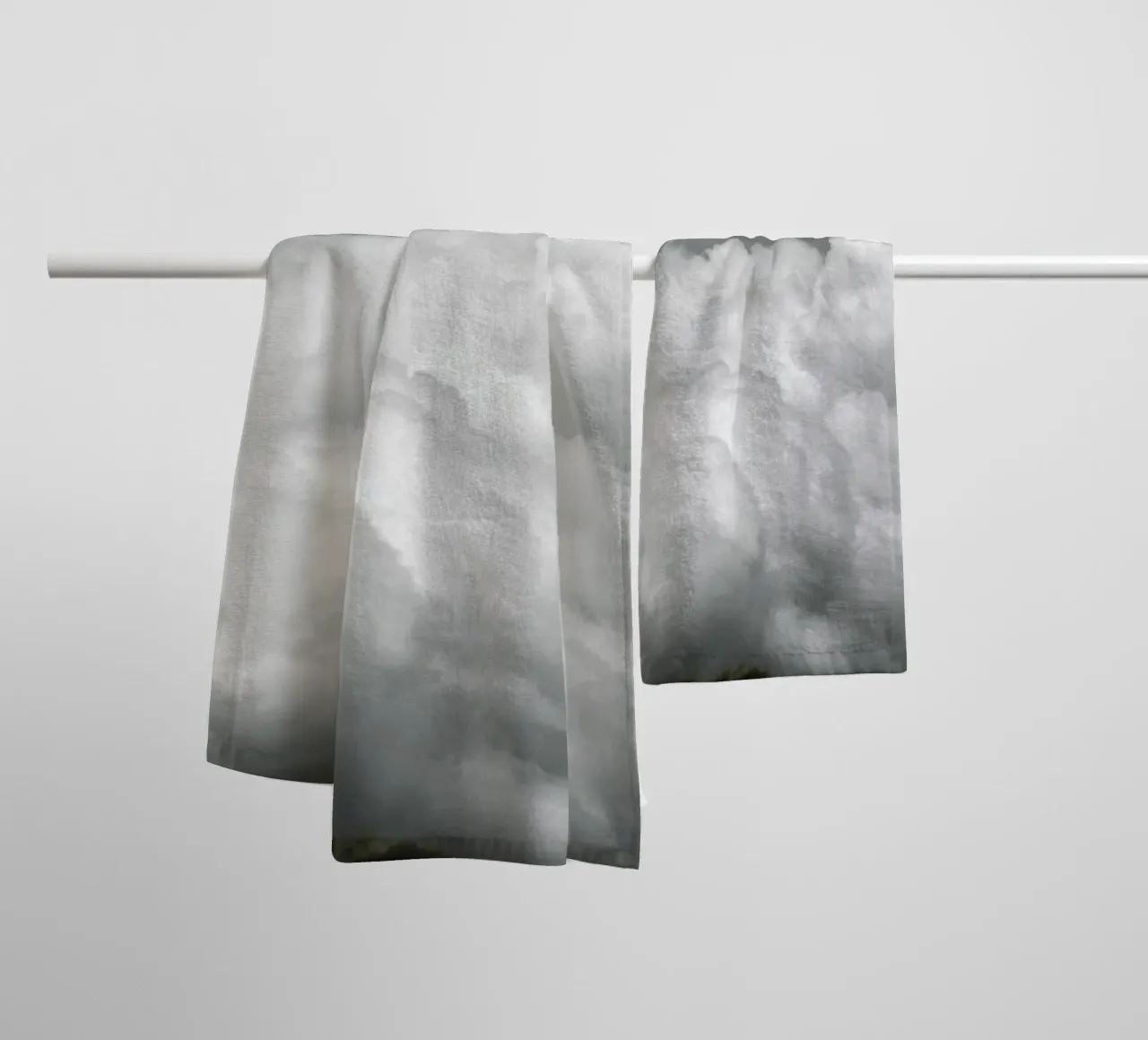 Minimal But Bold Clouds asciugamano da bagno da Studio Nahili