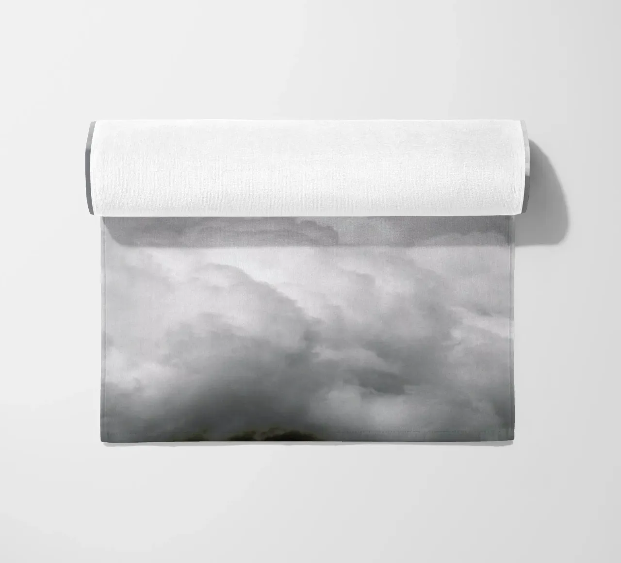 Minimal But Bold Clouds toalla de playa de Studio Nahili