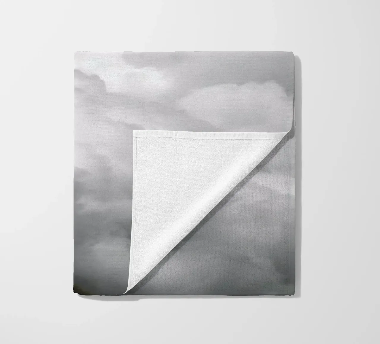Minimal But Bold Clouds toalla de playa de Studio Nahili