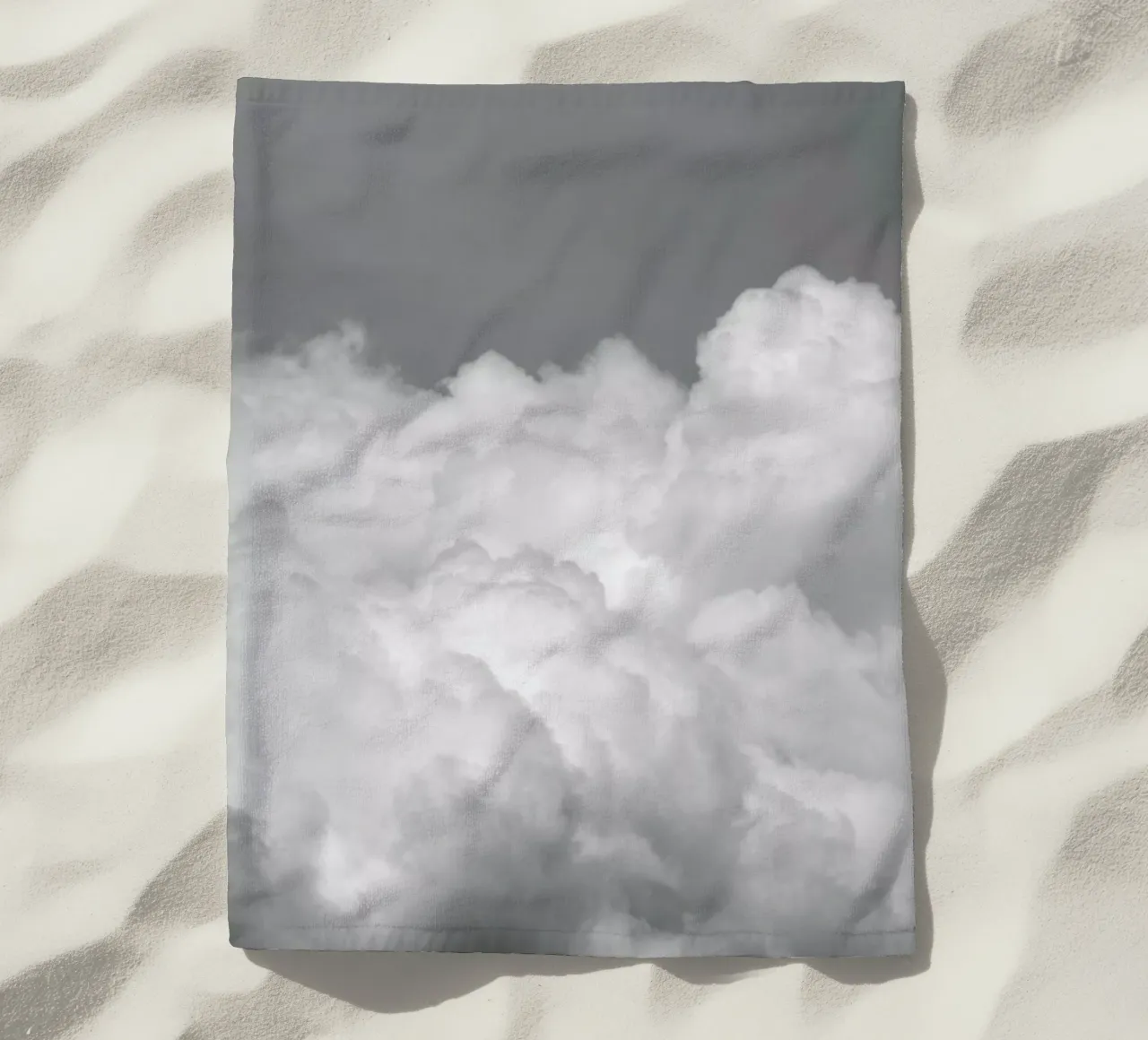 Minimal But Bold Clouds toalla de playa de Studio Nahili
