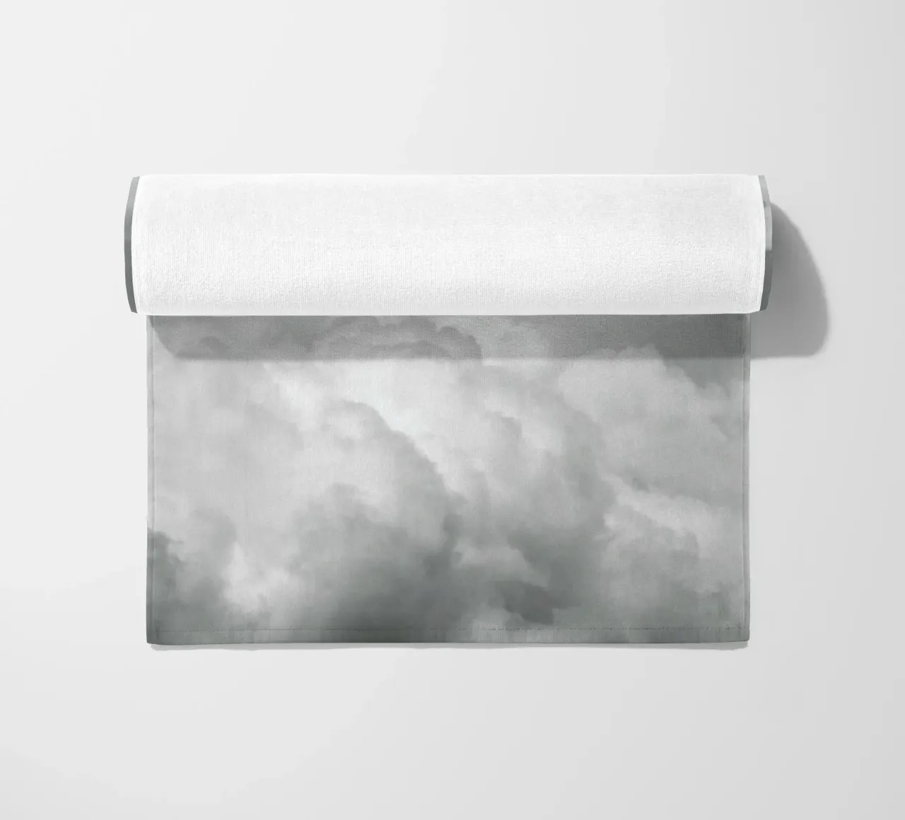 Minimal But Bold Clouds toalla de playa de Studio Nahili