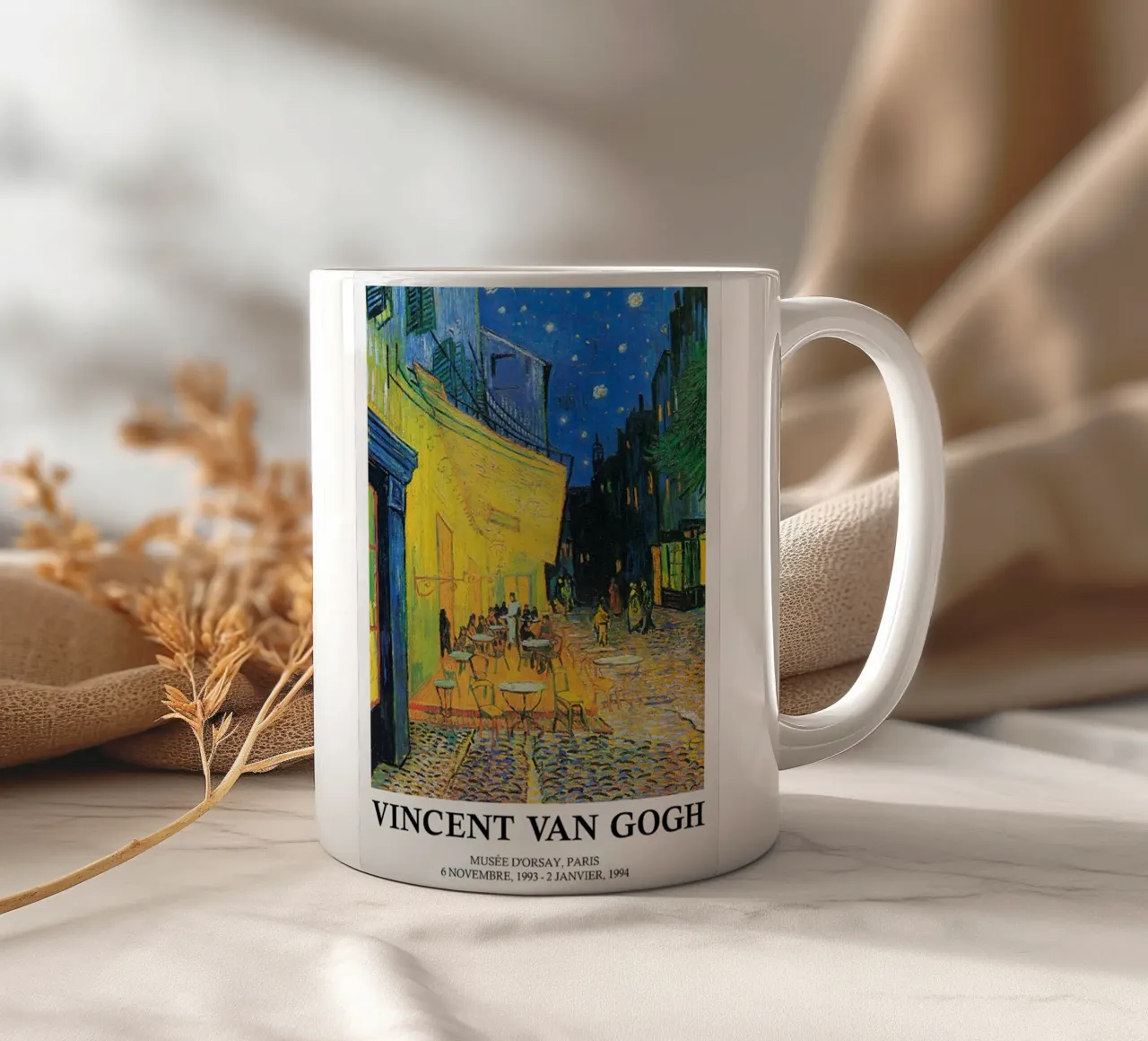 Poster della mostra di Vincent van Gogh - Terrazza del caffè di notte tazza in ceramica da ashcraft shop