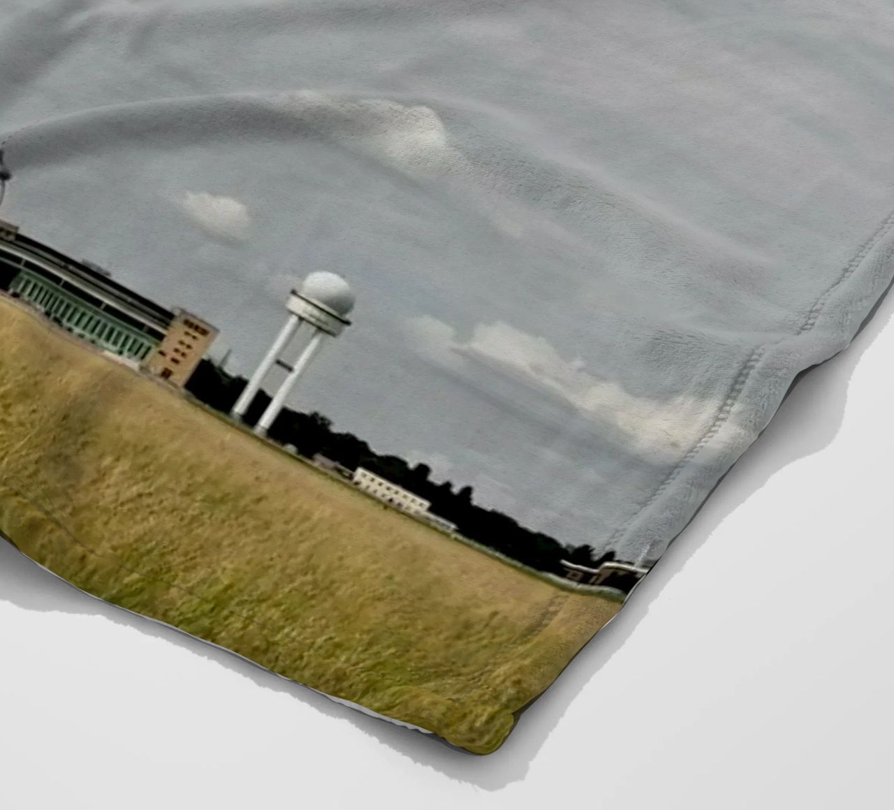 Tempelhof coperta in pile da Marc Gruninger