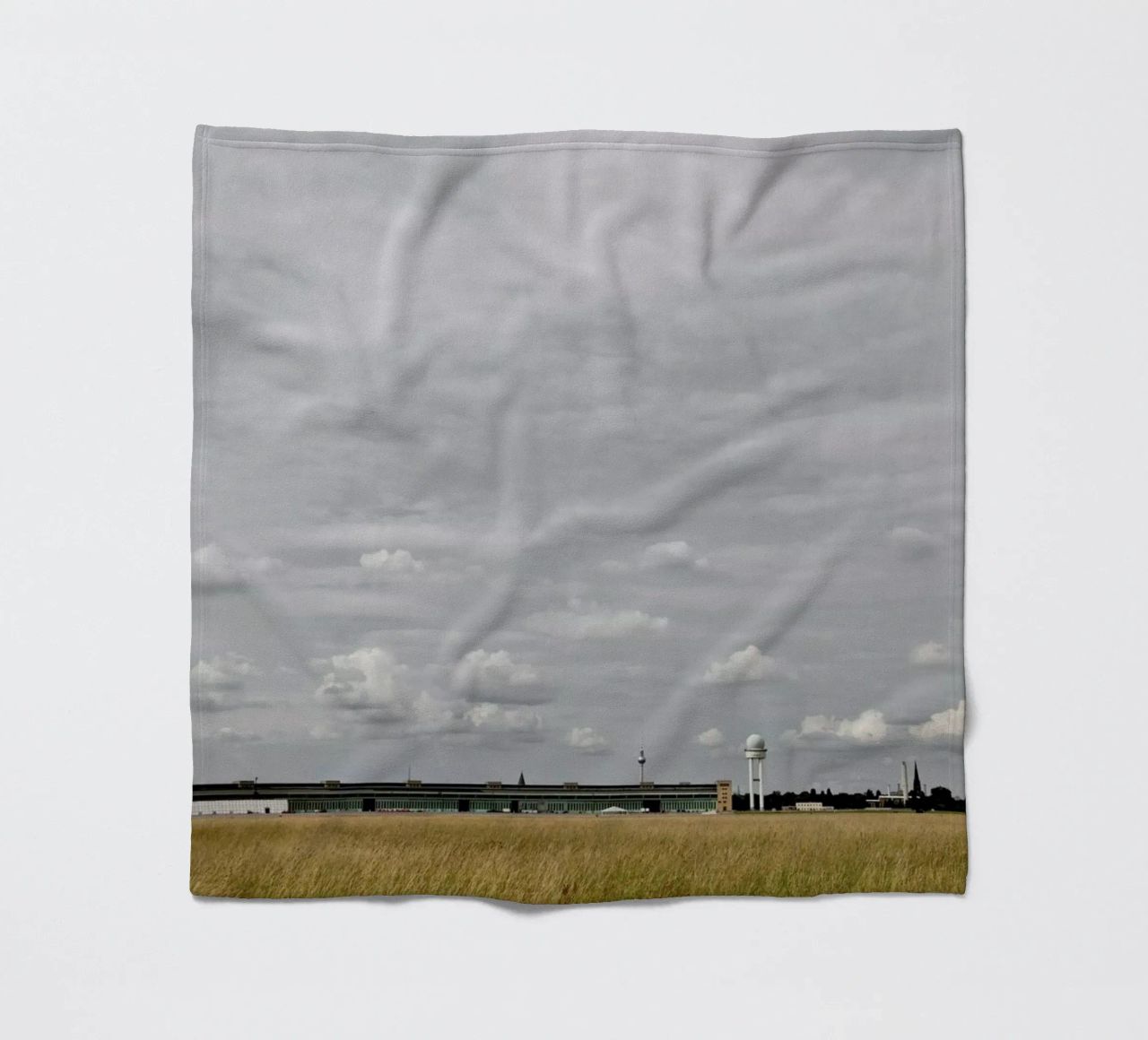 Tempelhof coperta in pile da Marc Gruninger
