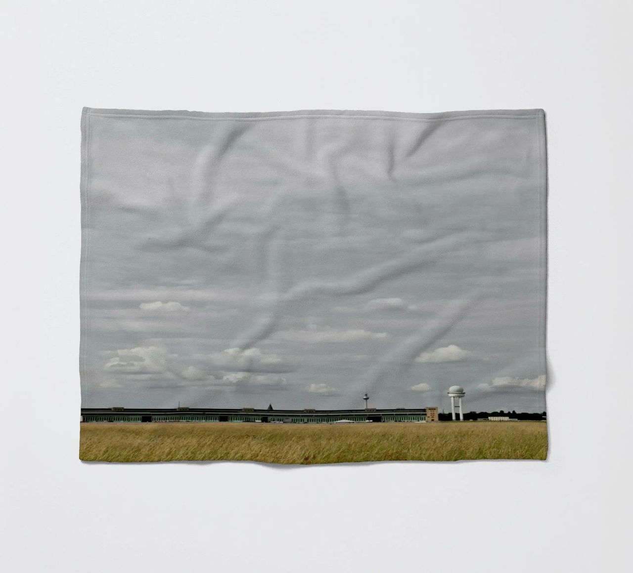 Tempelhof coperta in pile da Marc Gruninger
