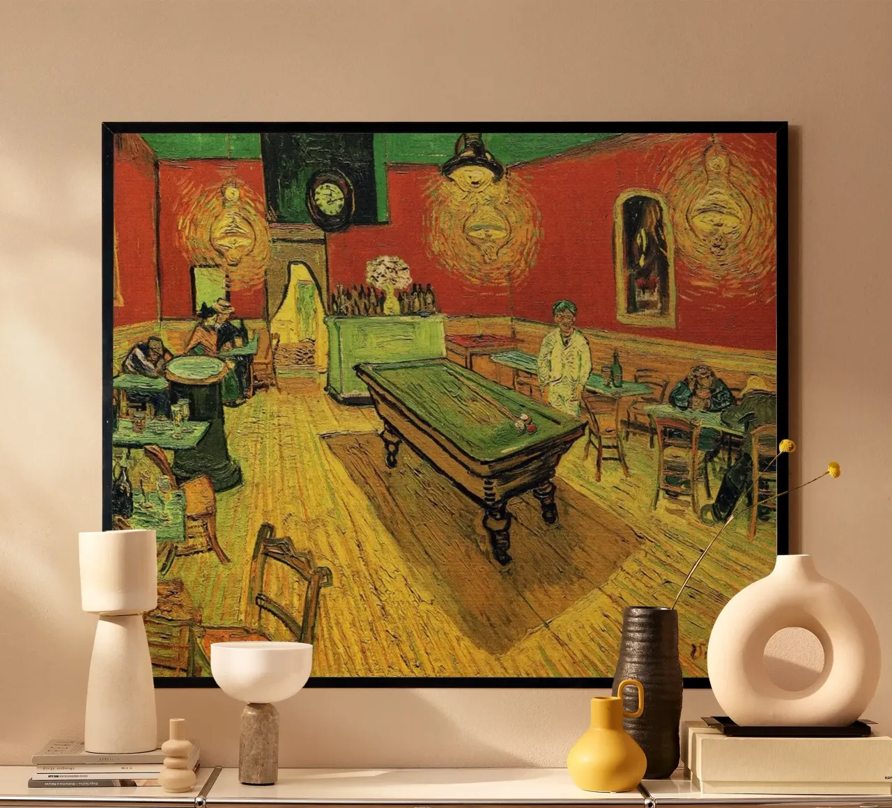 atmosfera interna di un caffè di notte poster con telaio in alluminio da Piper Shop Oke