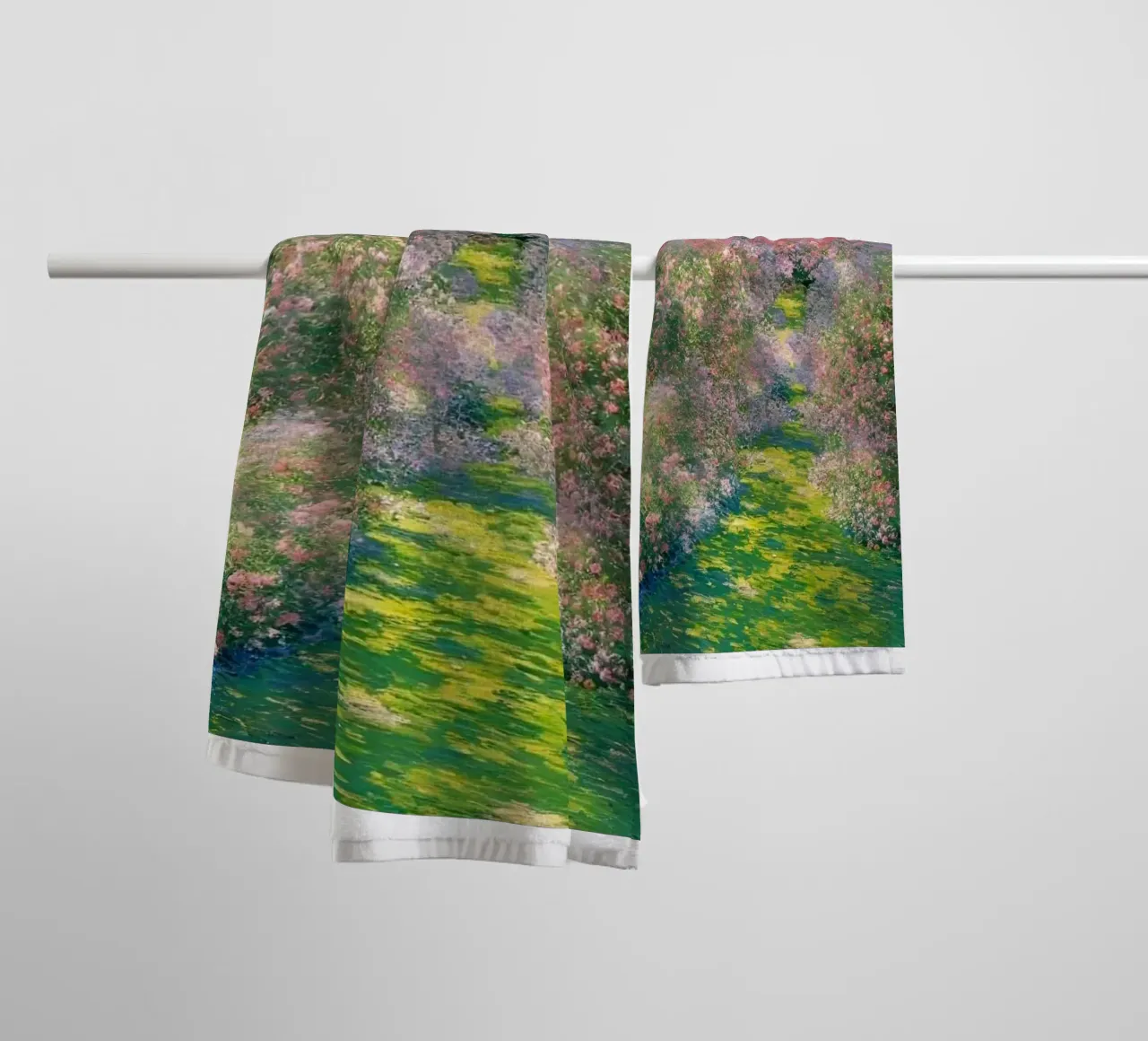 giardino con alberi a fiori rosa e sentieri per passeggiate asciugamano da bagno da SMG Store