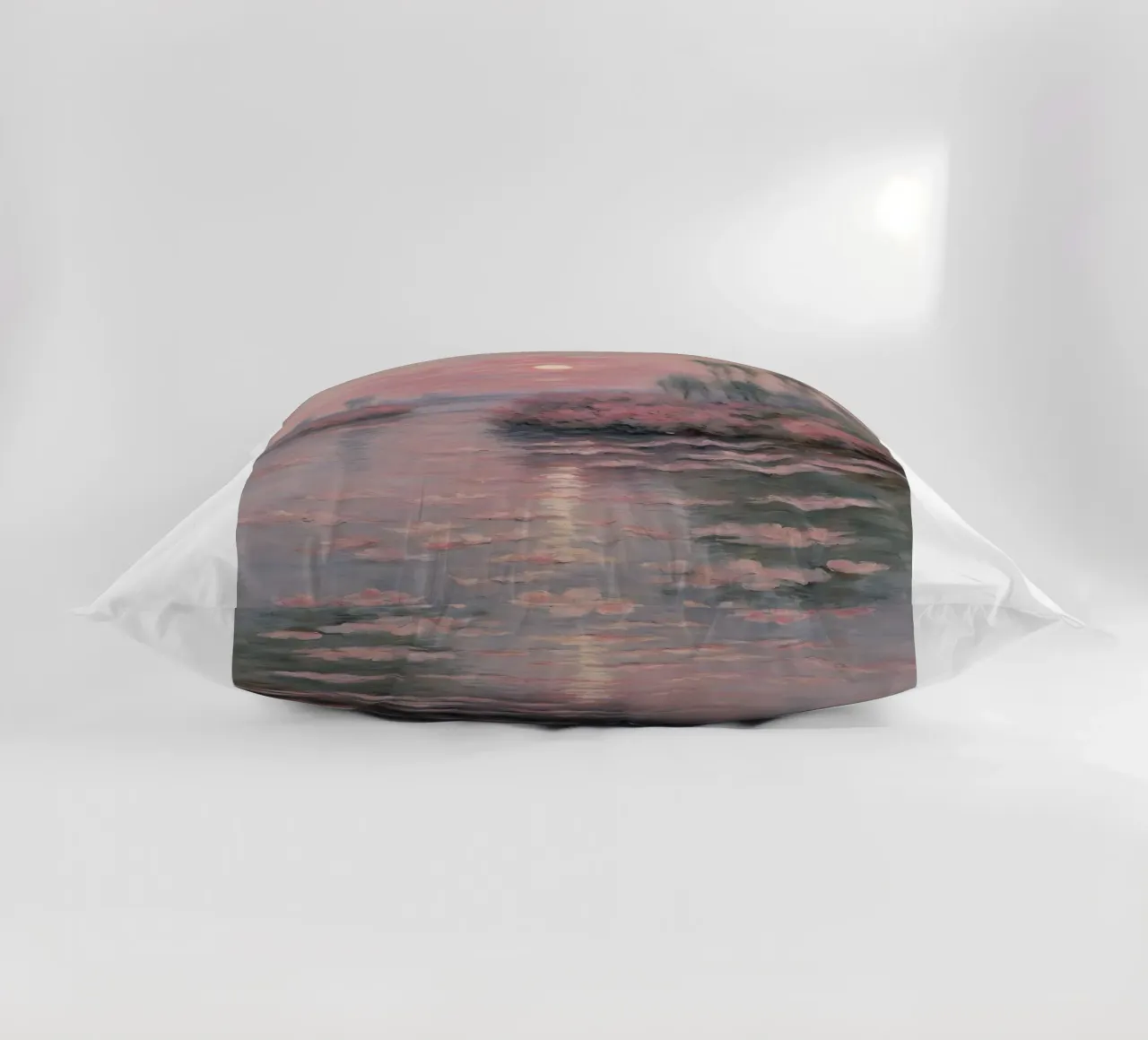 tramonto sull'acqua con alberi e cespugli che la circondano cuscino da SMG Store