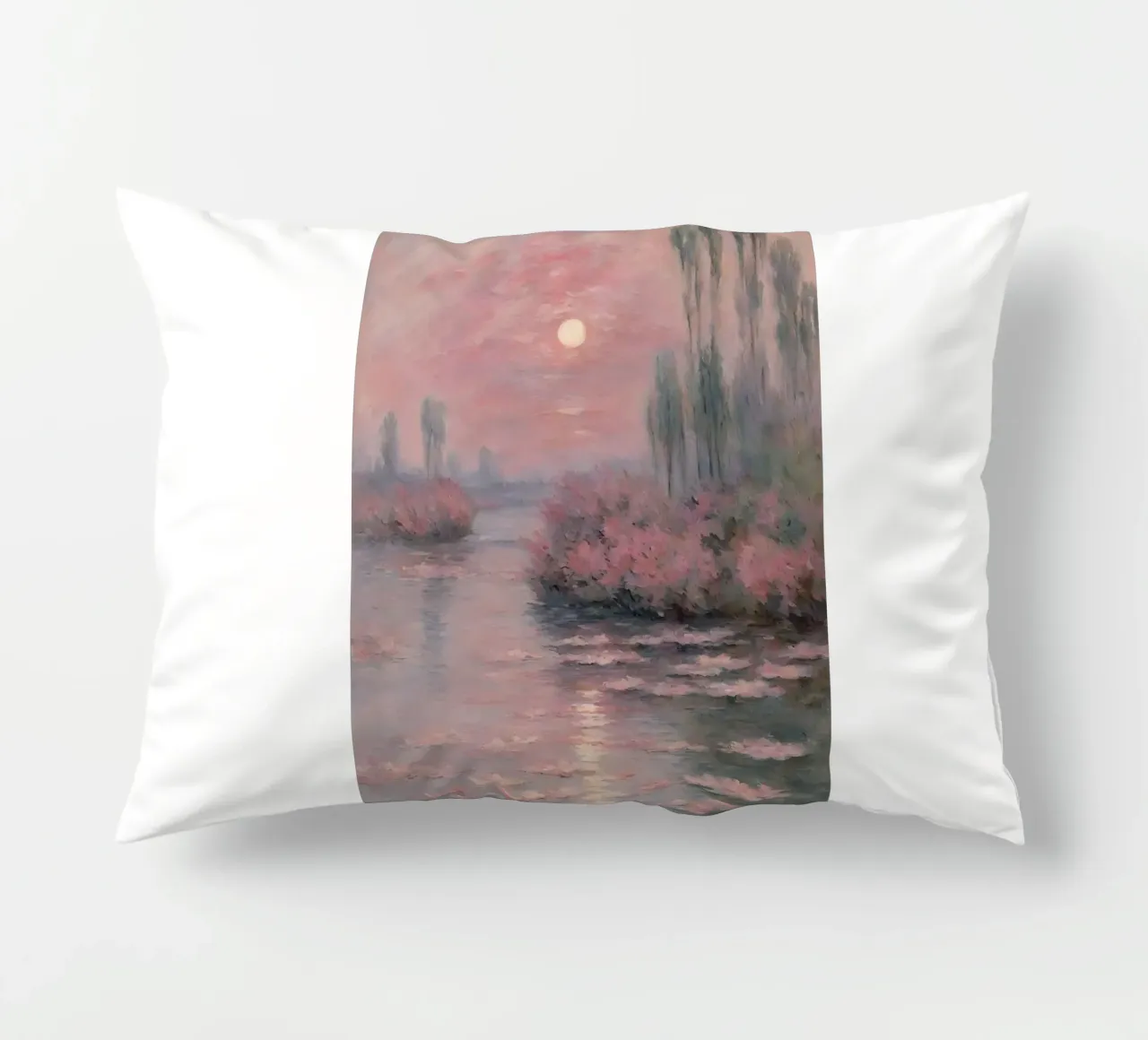 tramonto sull'acqua con alberi e cespugli che la circondano cuscino da SMG Store