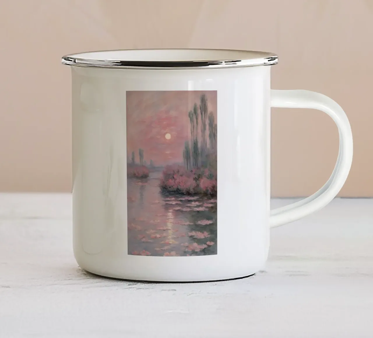 tramonto sull'acqua con alberi e cespugli che la circondano tazza in smalto da SMG Store