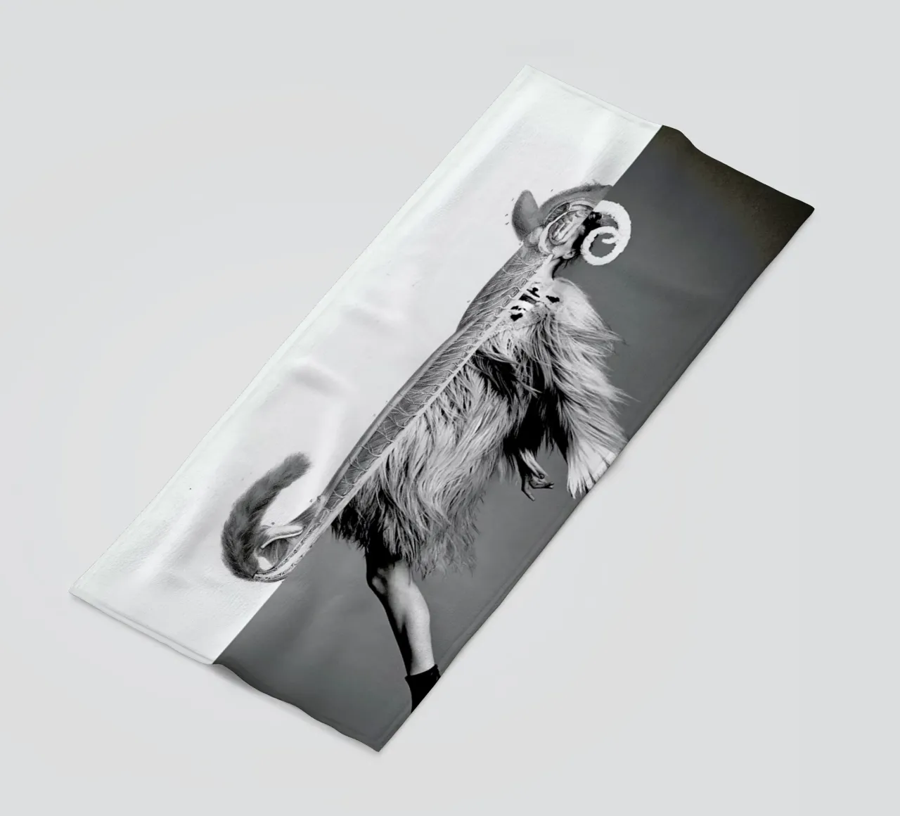 Monkey Lady telo mare da Taher Mhamdi