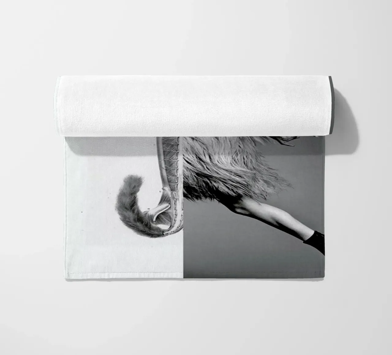 Monkey Lady telo mare da Taher Mhamdi