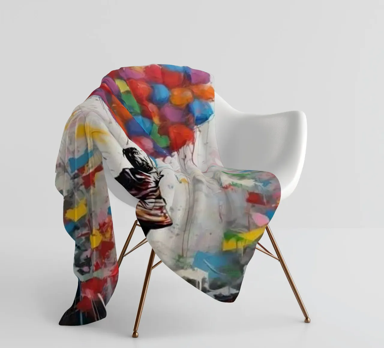 Ragazza con pallone arcobaleno coperta in pile da Martin studio