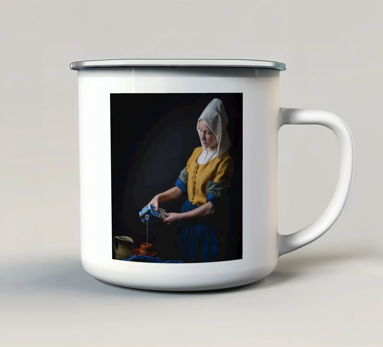 donna versa il latte tazza in smalto da The Dinda