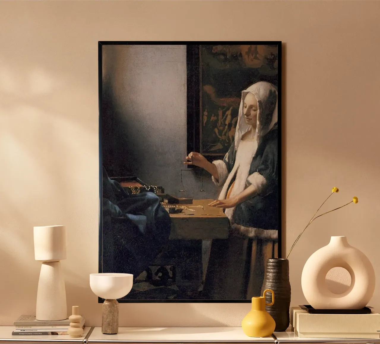 donna che pesa l'oro poster con telaio in plastica da The Dinda