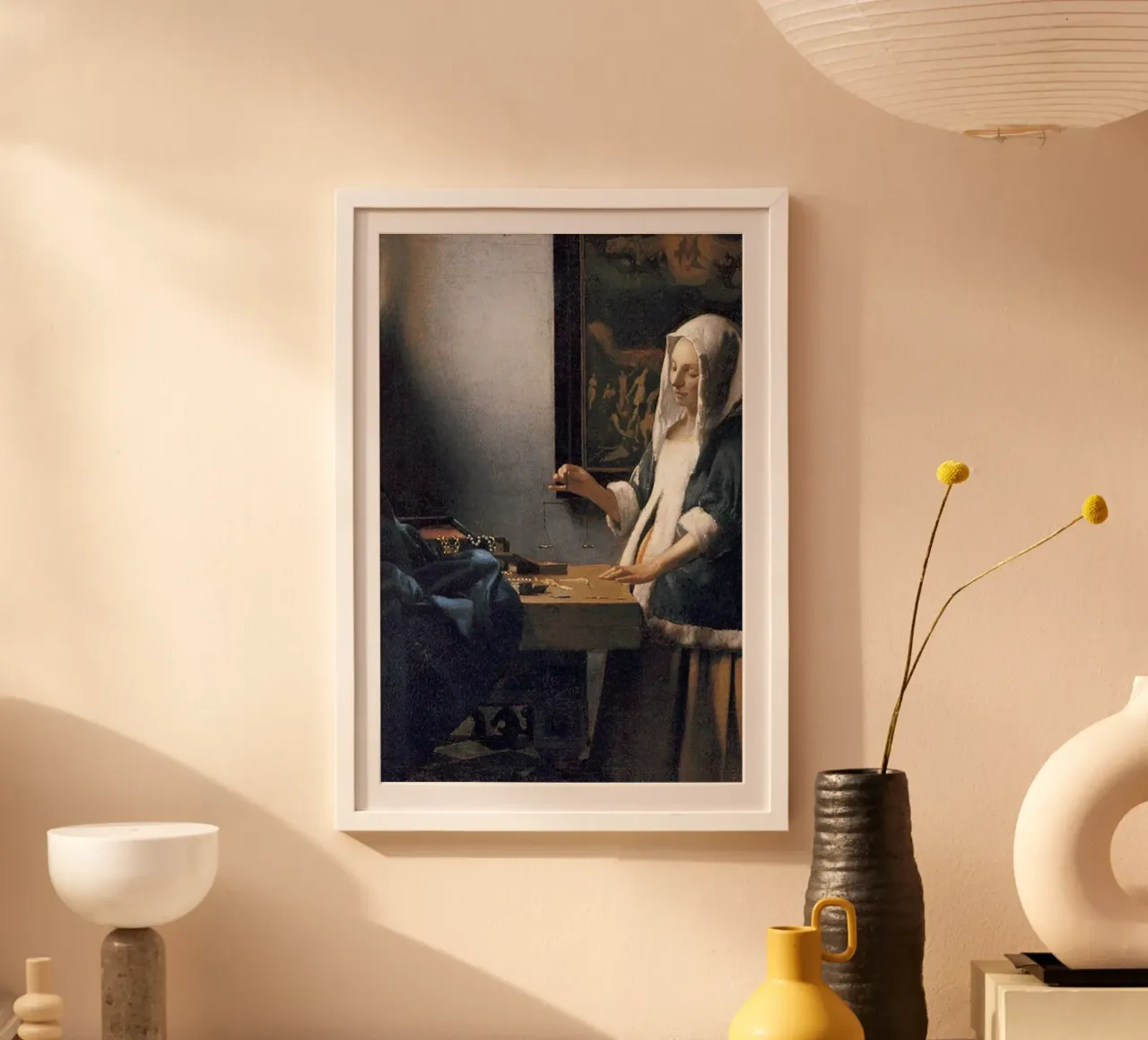 donna che pesa l'oro poster con telaio in plastica da The Dinda