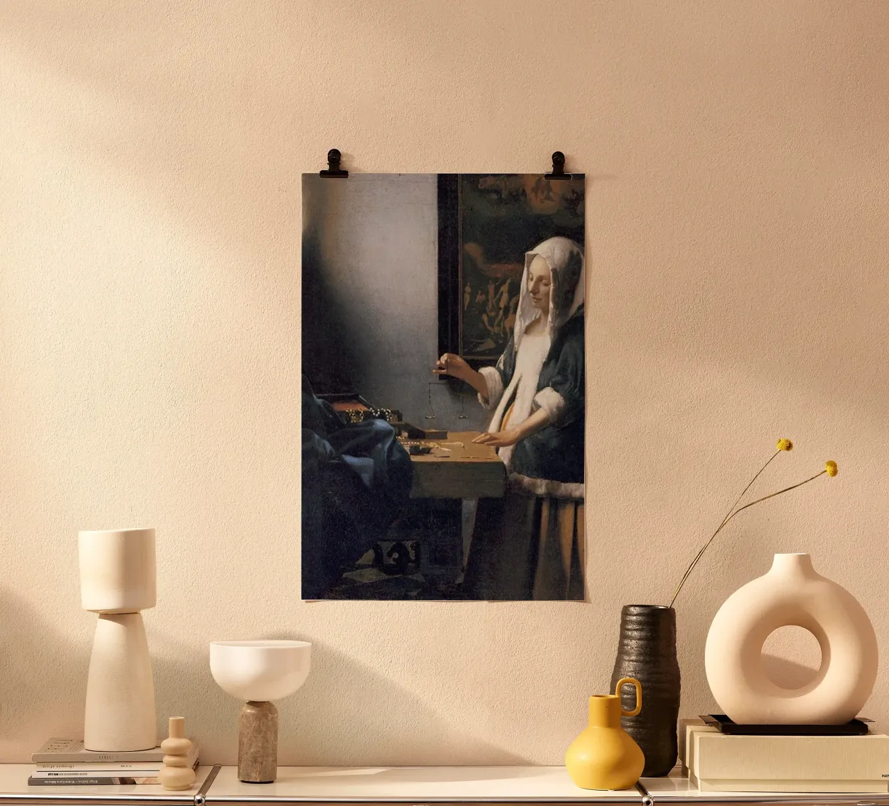 donna che pesa l'oro poster con telaio in plastica da The Dinda