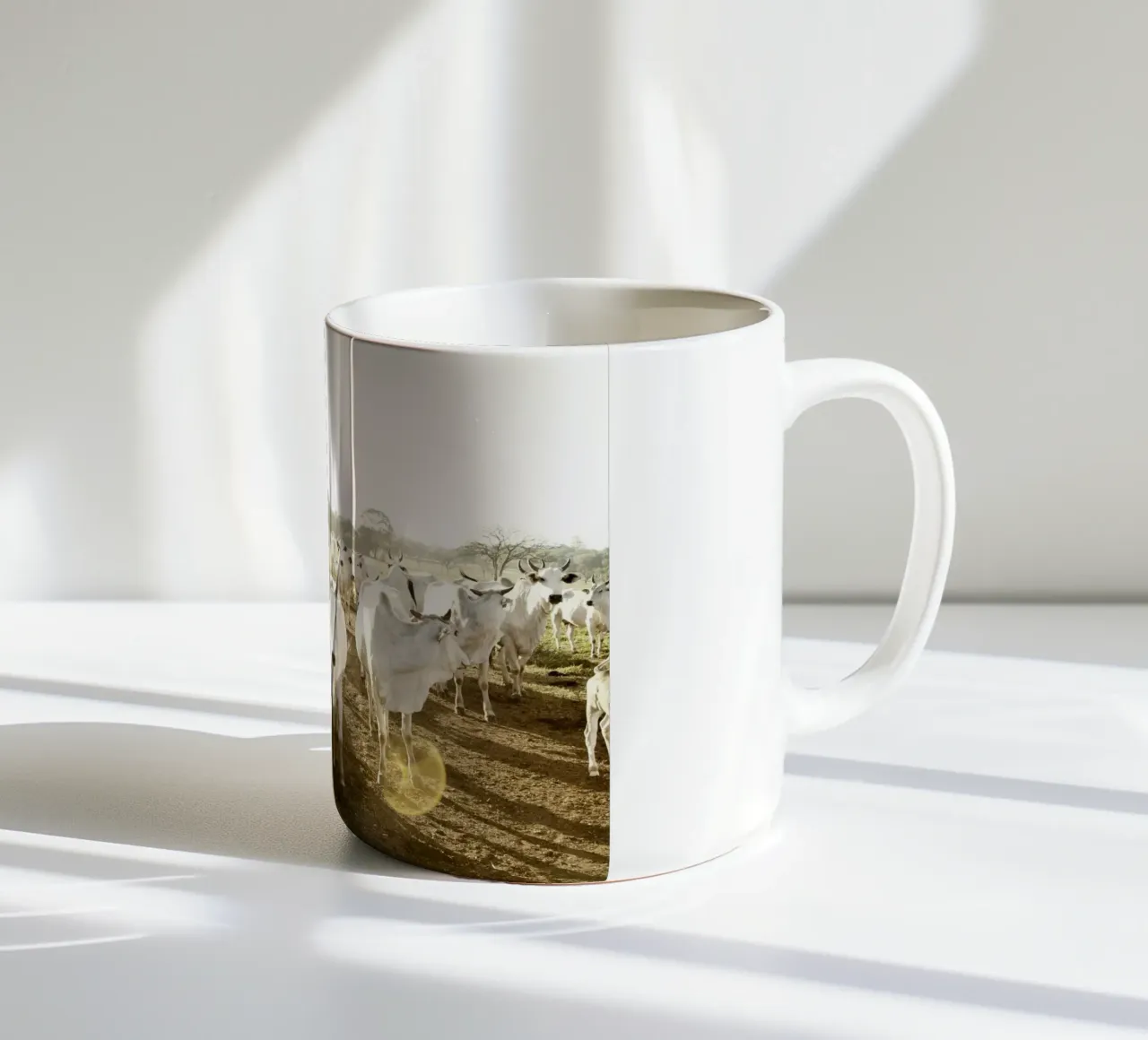 White Cows on Farm tazza in ceramica da KISSA STUDIO