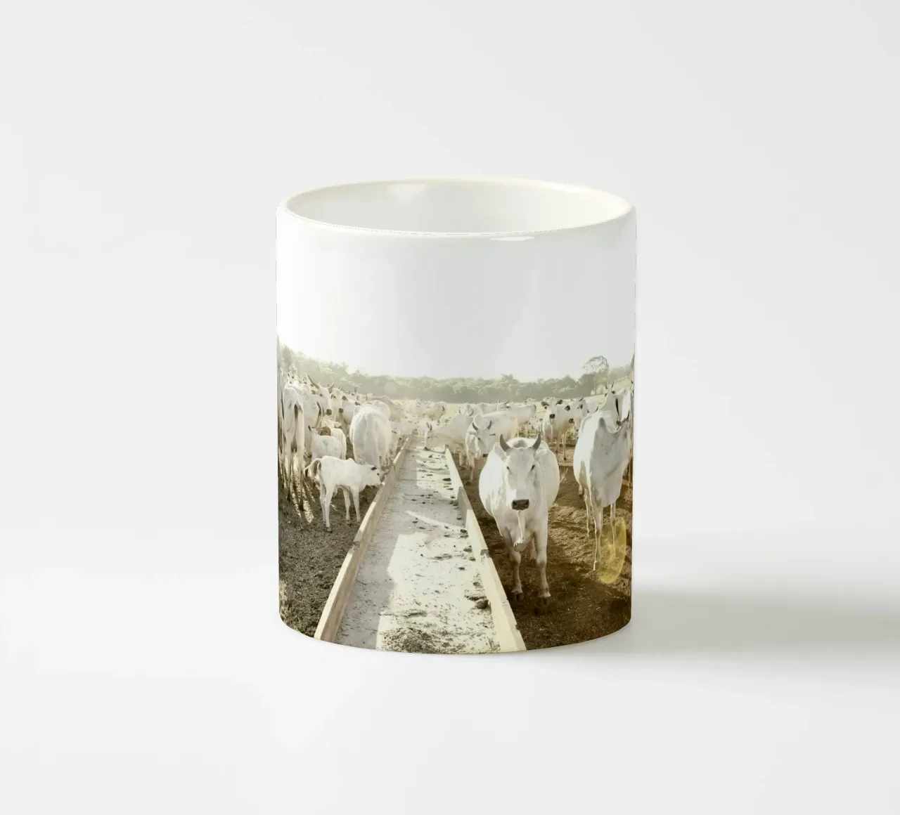White Cows on Farm tazza in ceramica da KISSA STUDIO