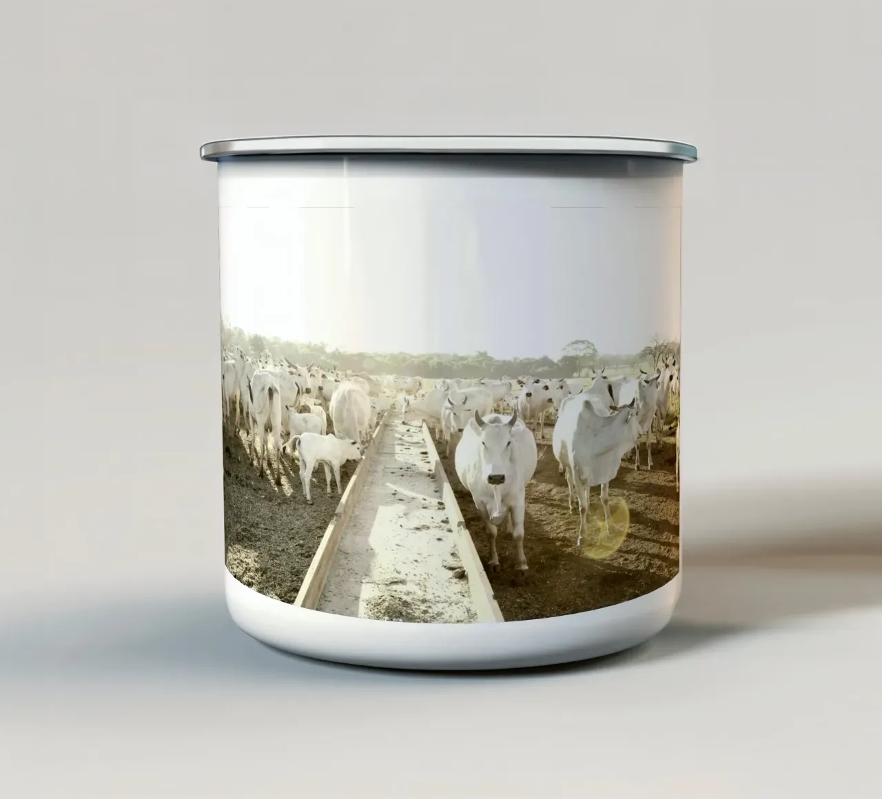 White Cows on Farm tazza in smalto da KISSA STUDIO
