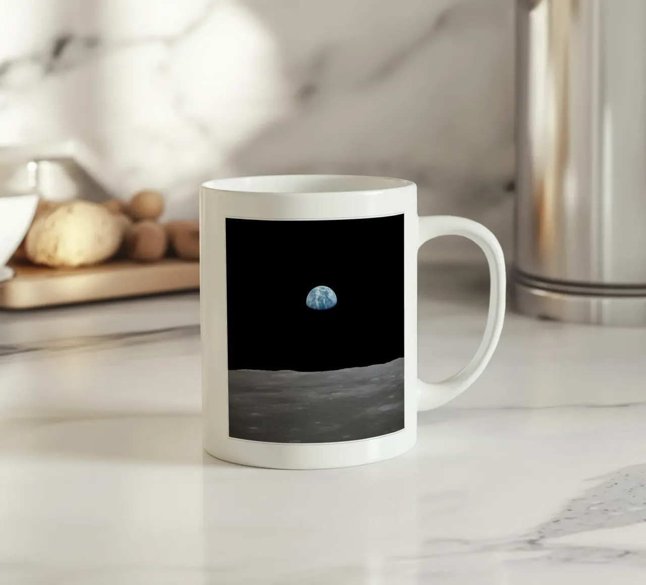 L'Apollo 11 si alza dalla terra sopra la luna, luglio 1969 tazza in ceramica da harris shop