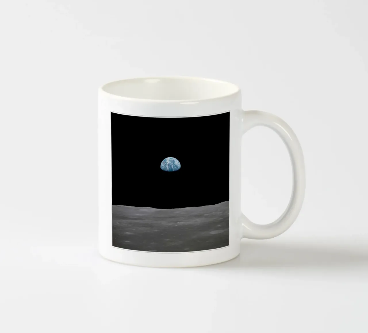 L'Apollo 11 si alza dalla terra sopra la luna, luglio 1969 tazza in ceramica da harris shop