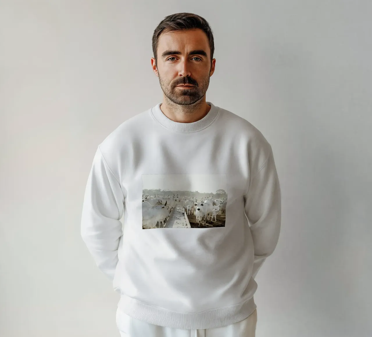 Mucche bianche in fattoria felpa da KISSA STUDIO