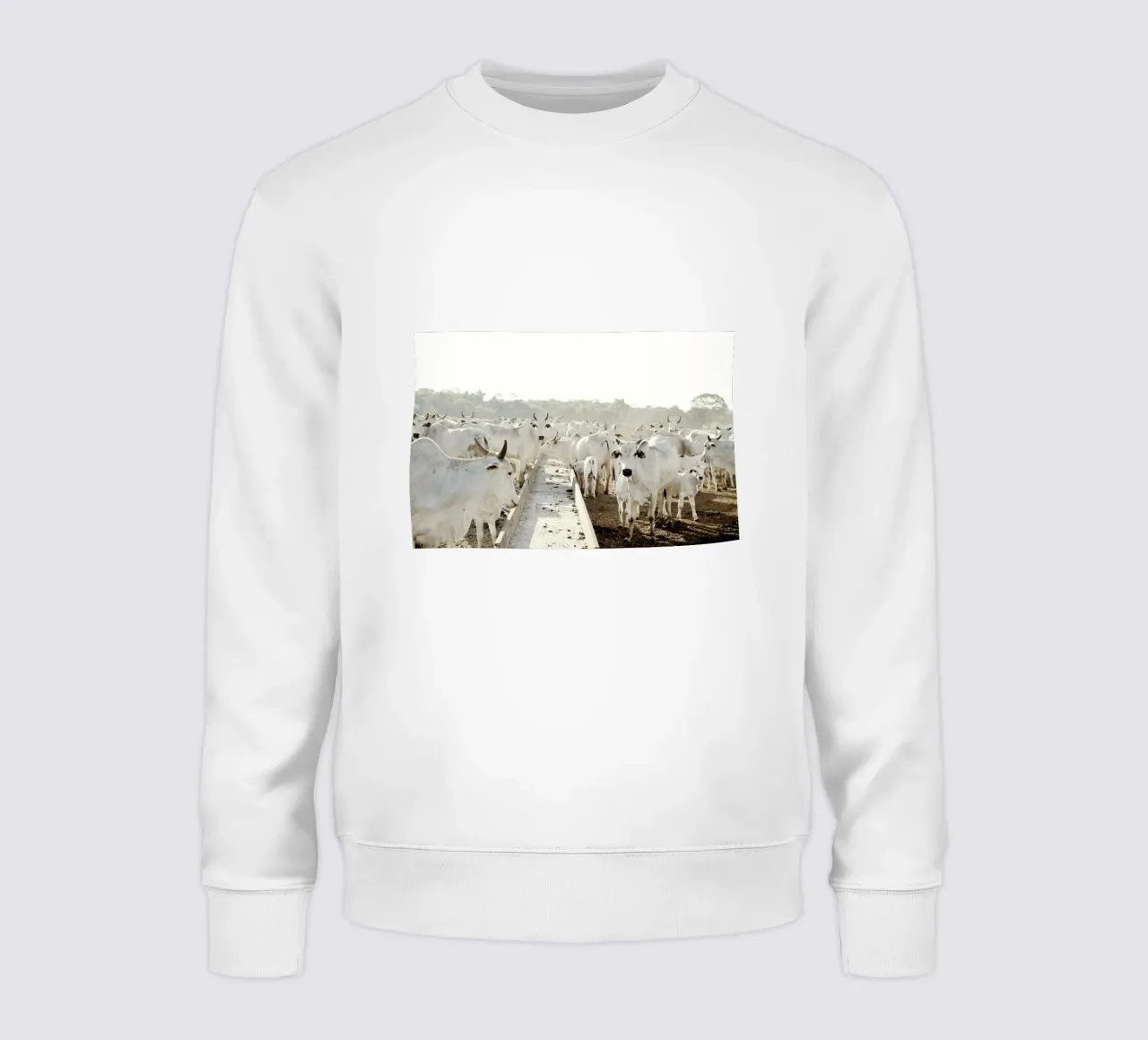 Mucche bianche in fattoria felpa da KISSA STUDIO