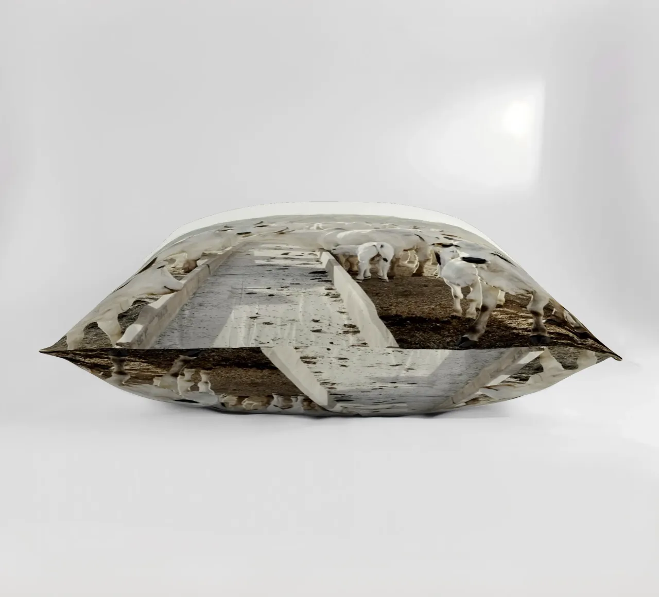 Mucche bianche in fattoria cuscino da KISSA STUDIO