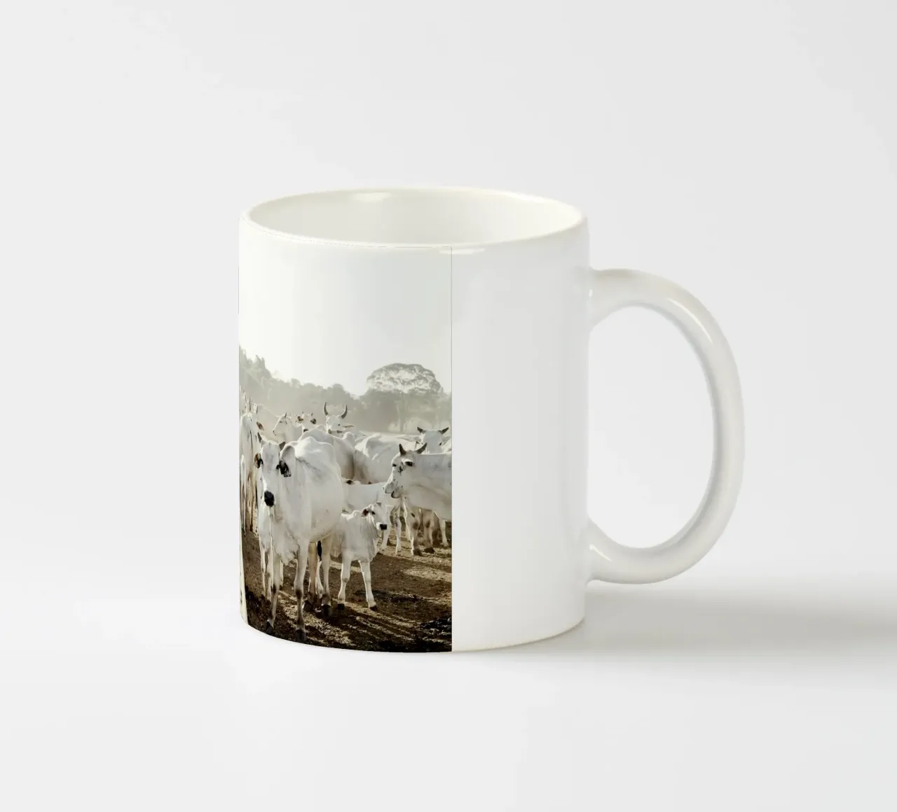 Mucche bianche in fattoria tazza in ceramica da KISSA STUDIO