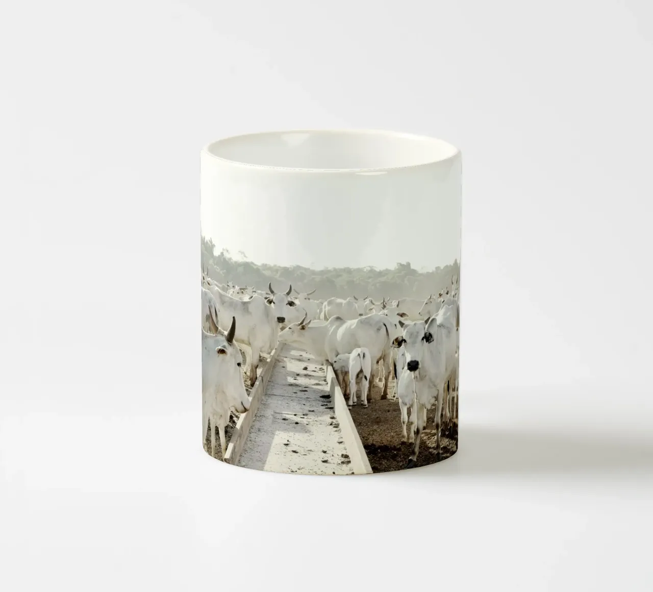 Mucche bianche in fattoria tazza in ceramica da KISSA STUDIO