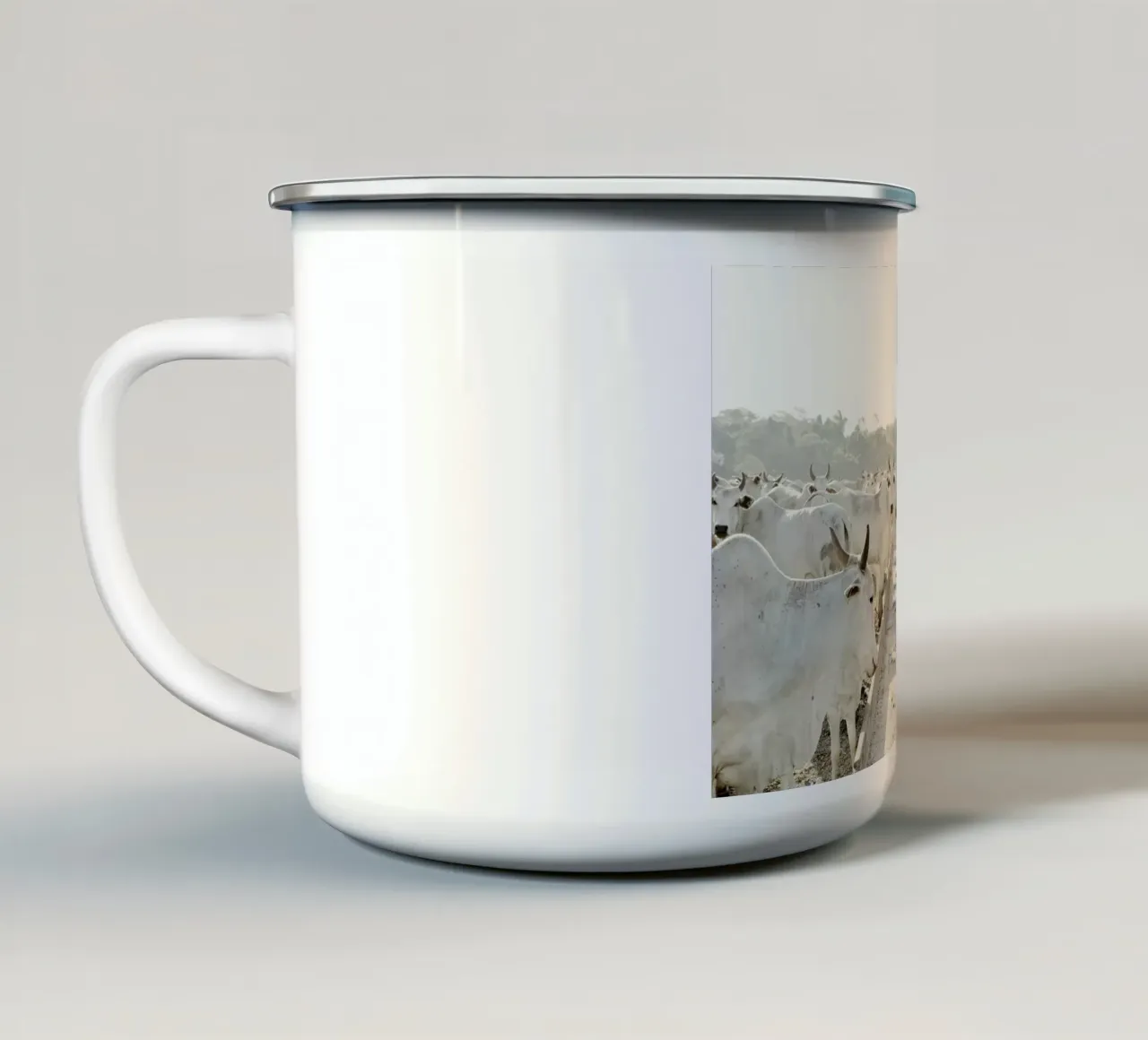 Mucche bianche in fattoria tazza in smalto da KISSA STUDIO