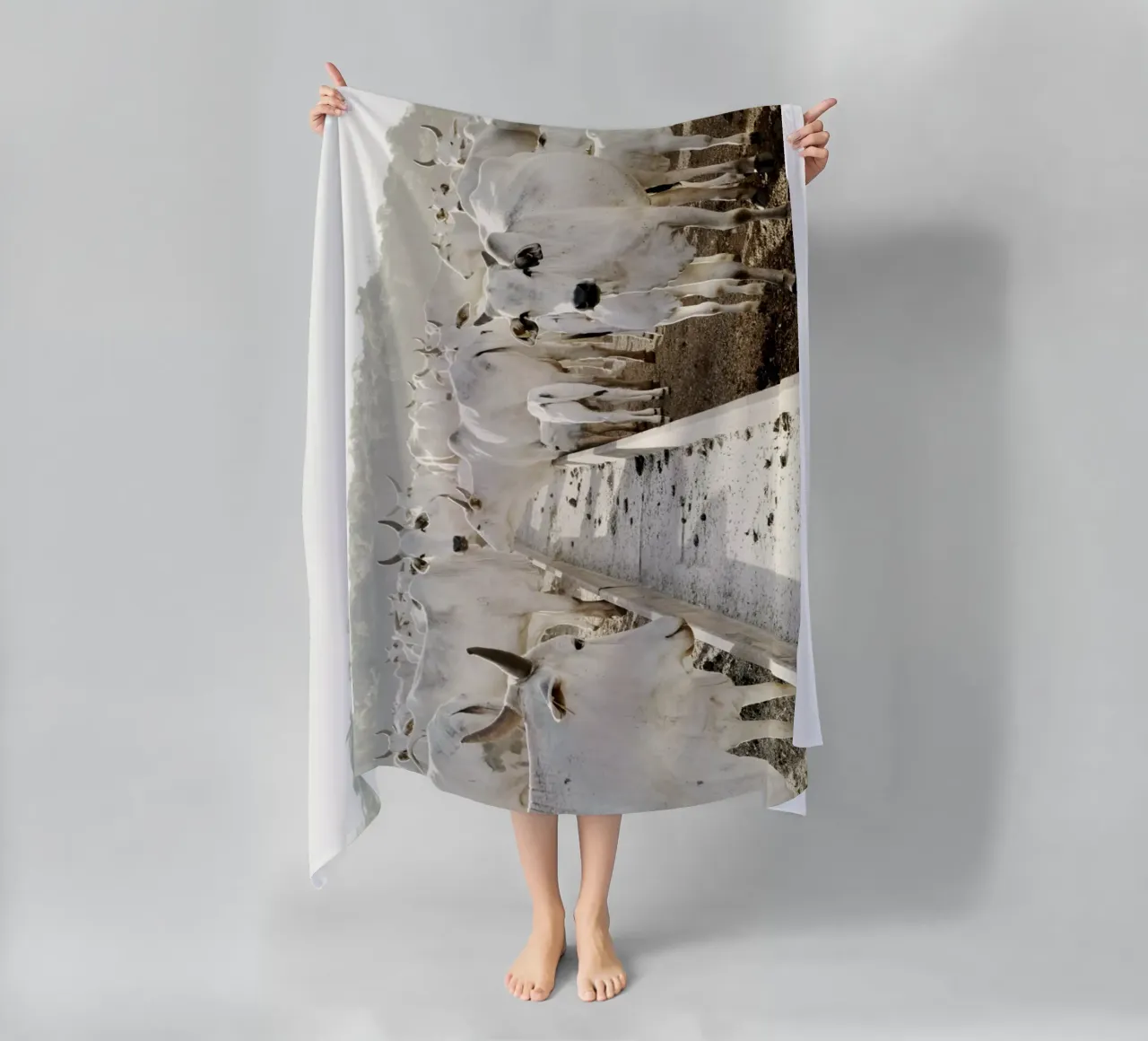 Mucche bianche in fattoria telo mare da KISSA STUDIO