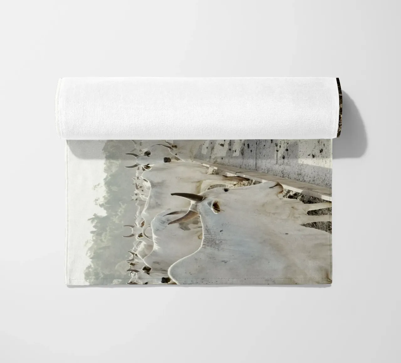 Mucche bianche in fattoria telo mare da KISSA STUDIO