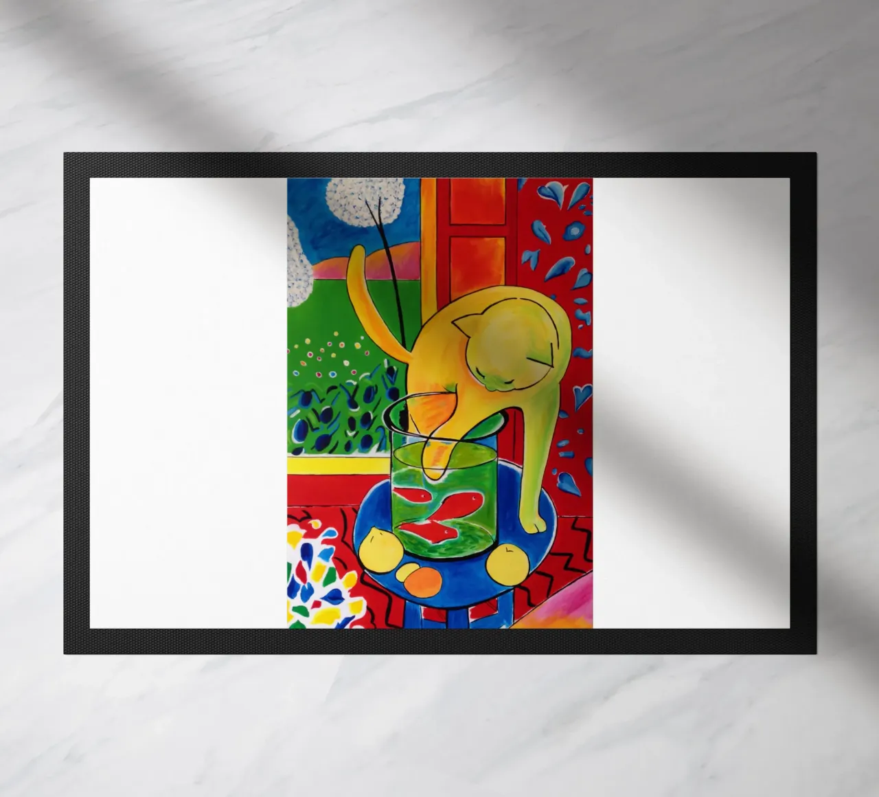 un chat mangeant du poisson dans un bocal paillasson de sazkia art