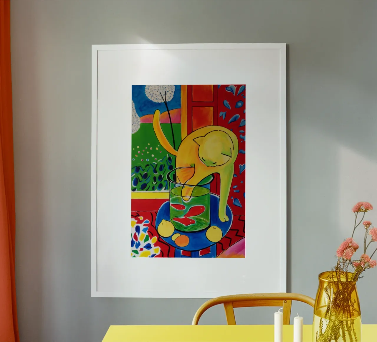 un chat mangeant du poisson dans un bocal hahnemühle de sazkia art