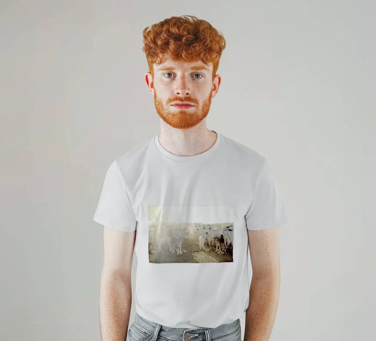 Mucche bianche in fattoria t-shirt da KISSA STUDIO