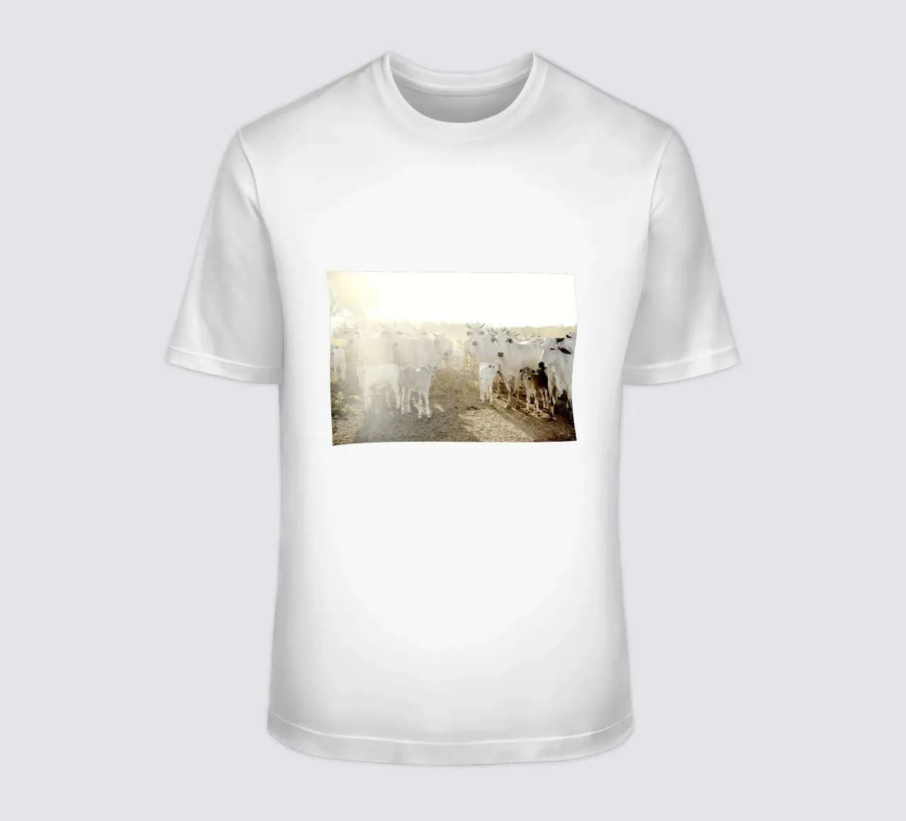 Mucche bianche in fattoria t-shirt da KISSA STUDIO