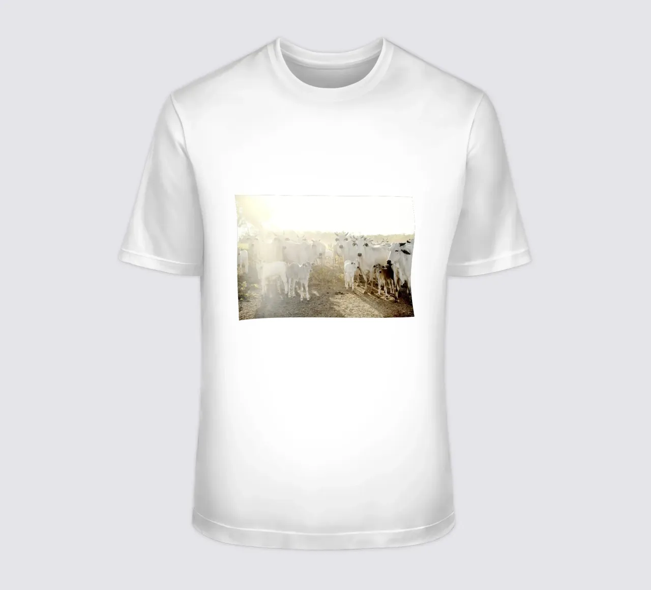 Mucche bianche in fattoria t-shirt da KISSA STUDIO