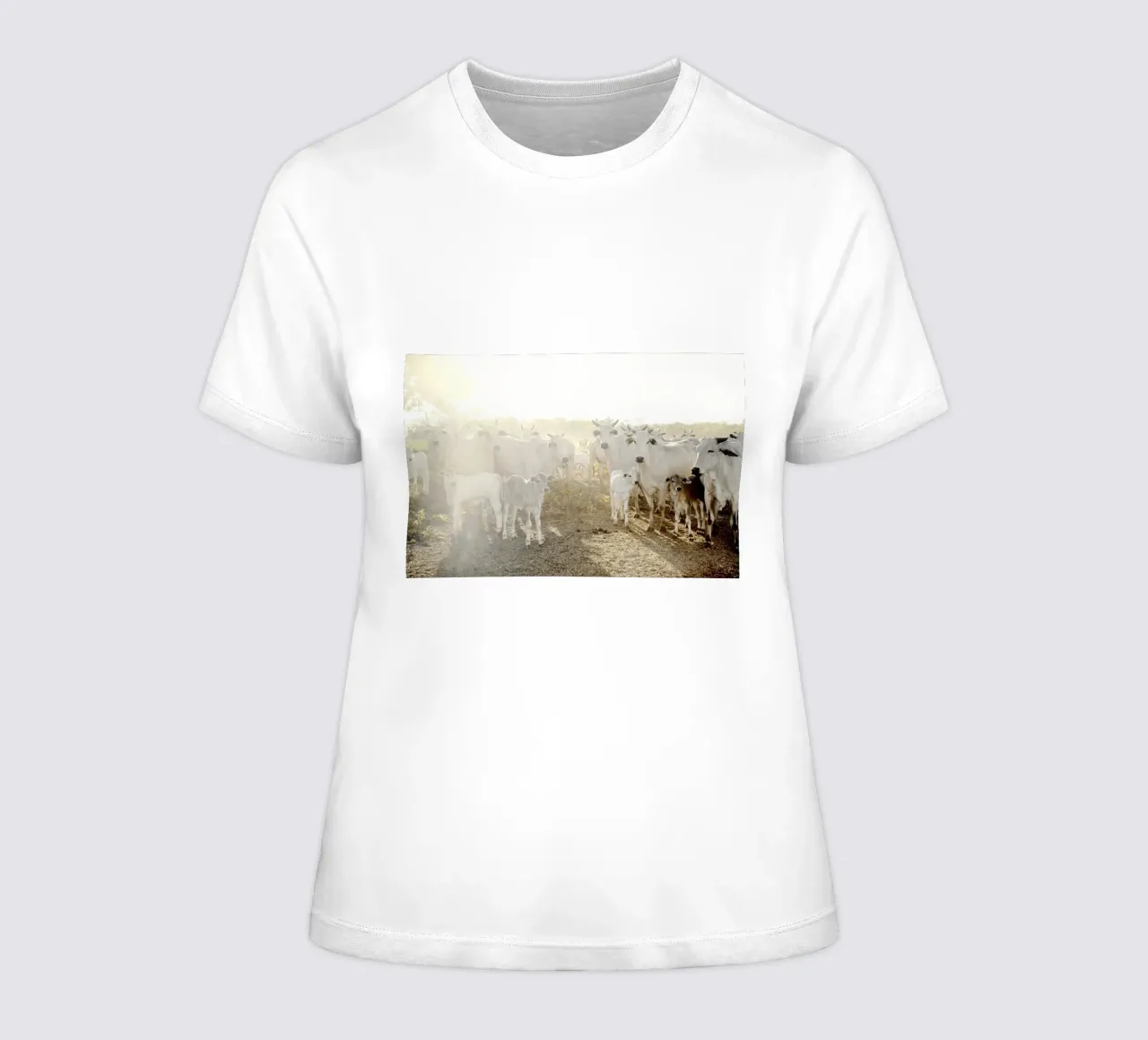 Mucche bianche in fattoria t-shirt da donna da KISSA STUDIO