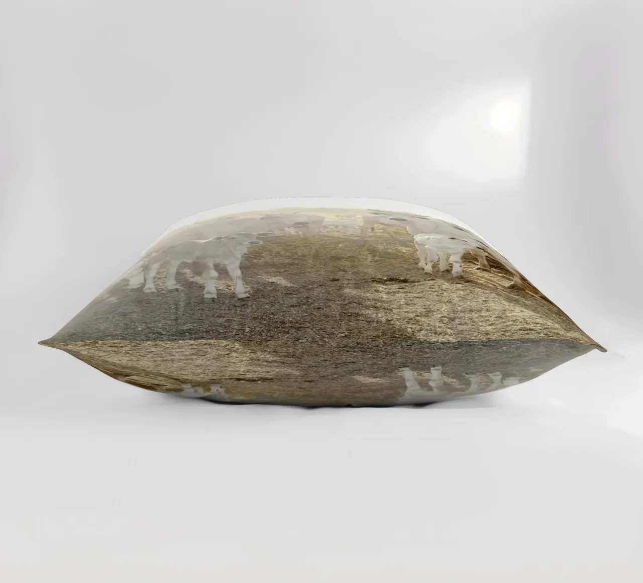 Mucche bianche in fattoria cuscino da KISSA STUDIO