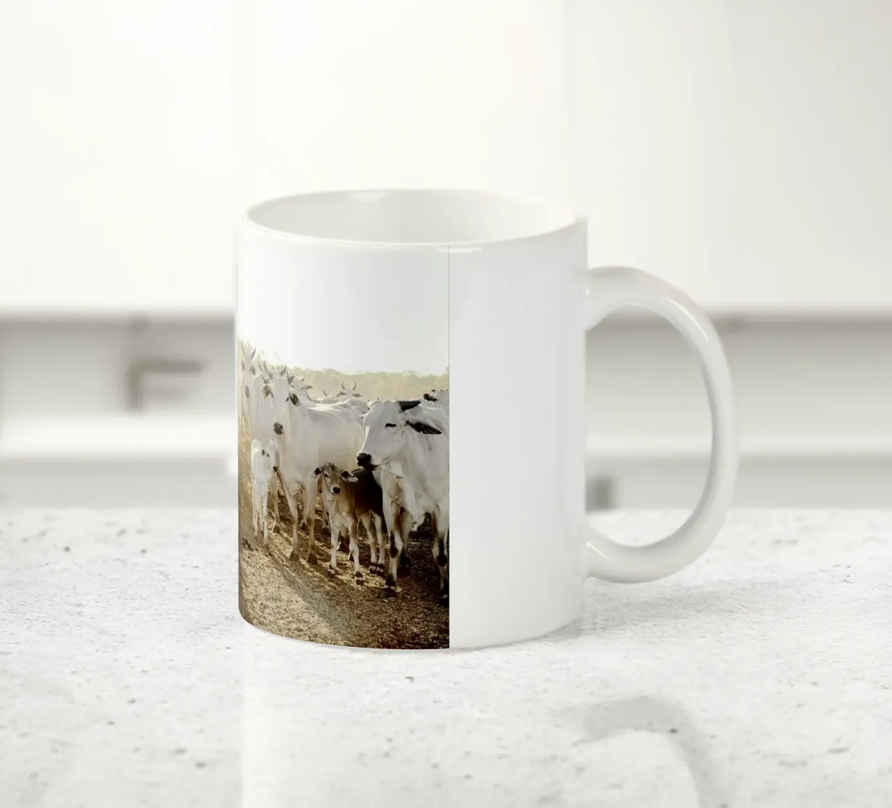 Mucche bianche in fattoria tazza in ceramica da KISSA STUDIO