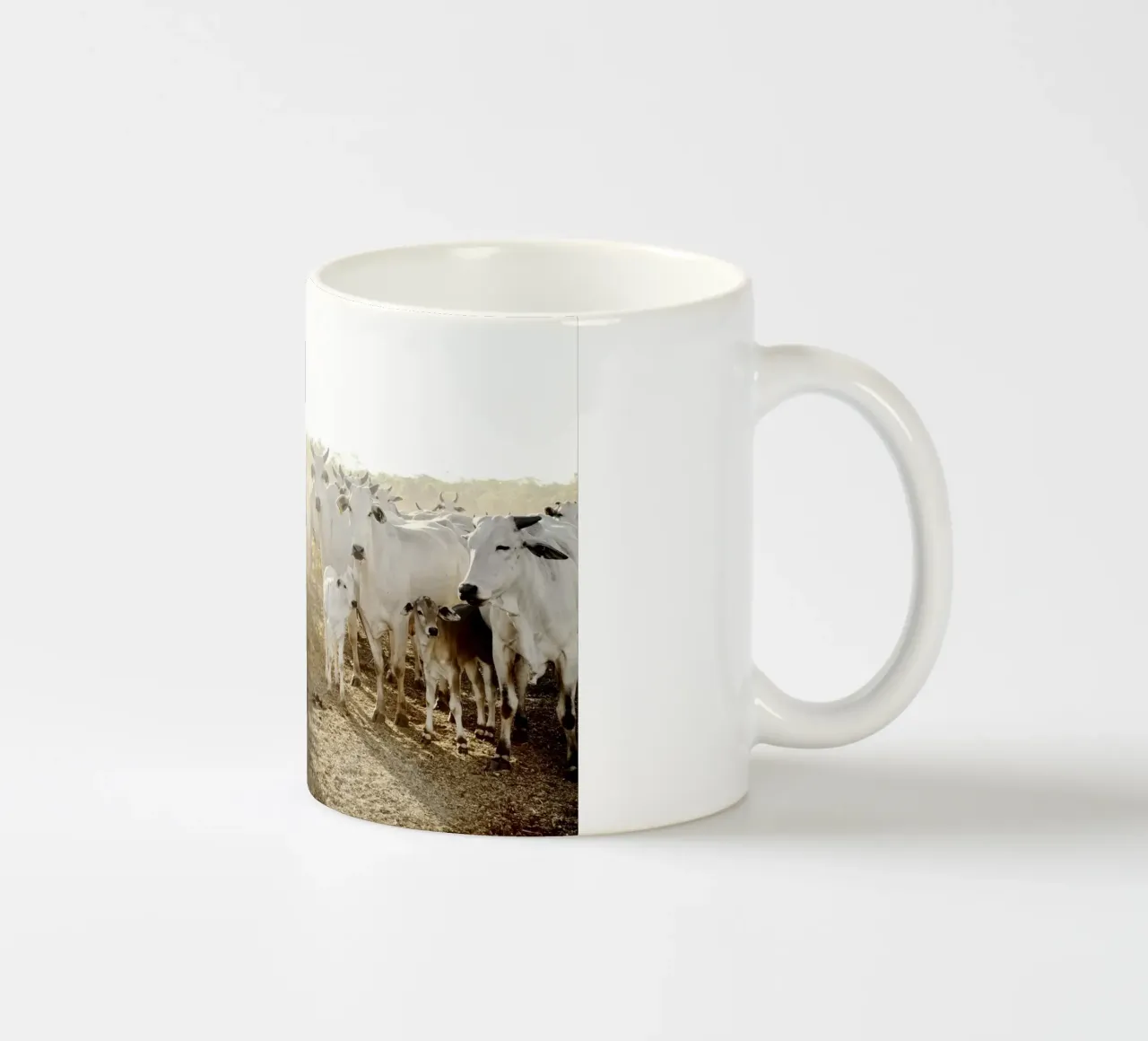 Mucche bianche in fattoria tazza in ceramica da KISSA STUDIO