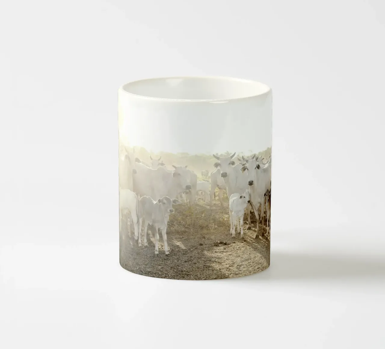 Mucche bianche in fattoria tazza in ceramica da KISSA STUDIO