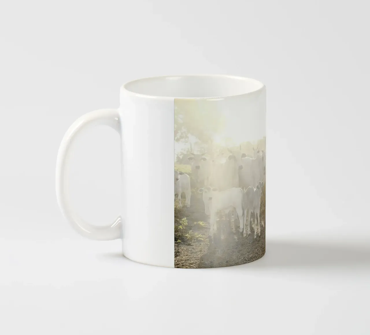 Mucche bianche in fattoria tazza in ceramica da KISSA STUDIO