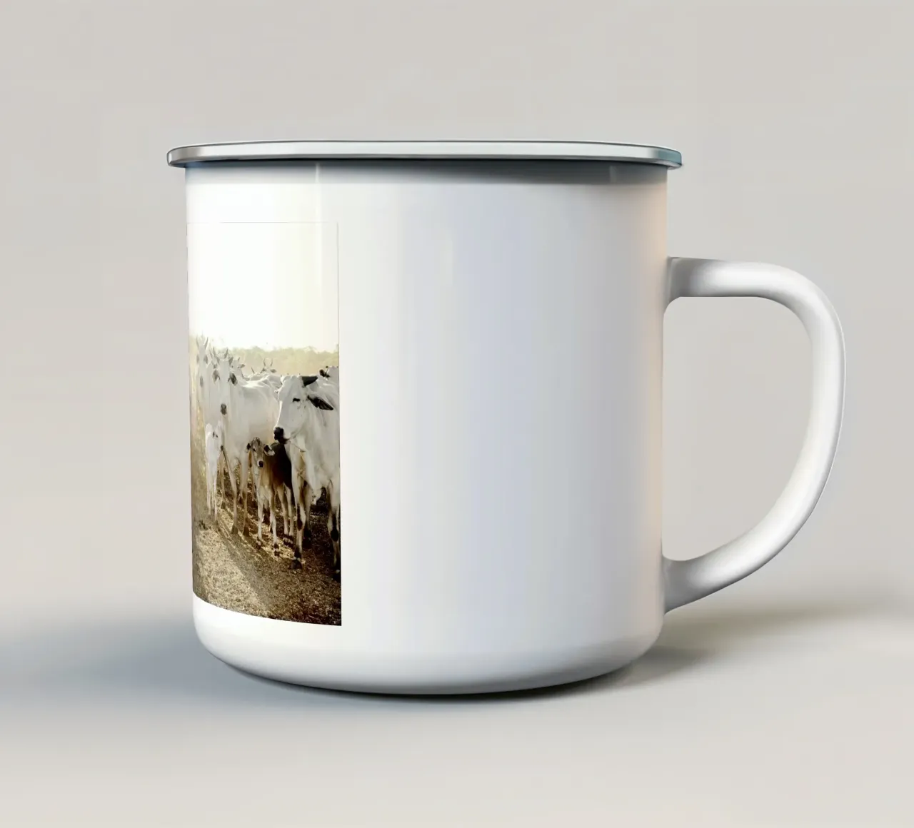 Mucche bianche in fattoria tazza in smalto da KISSA STUDIO