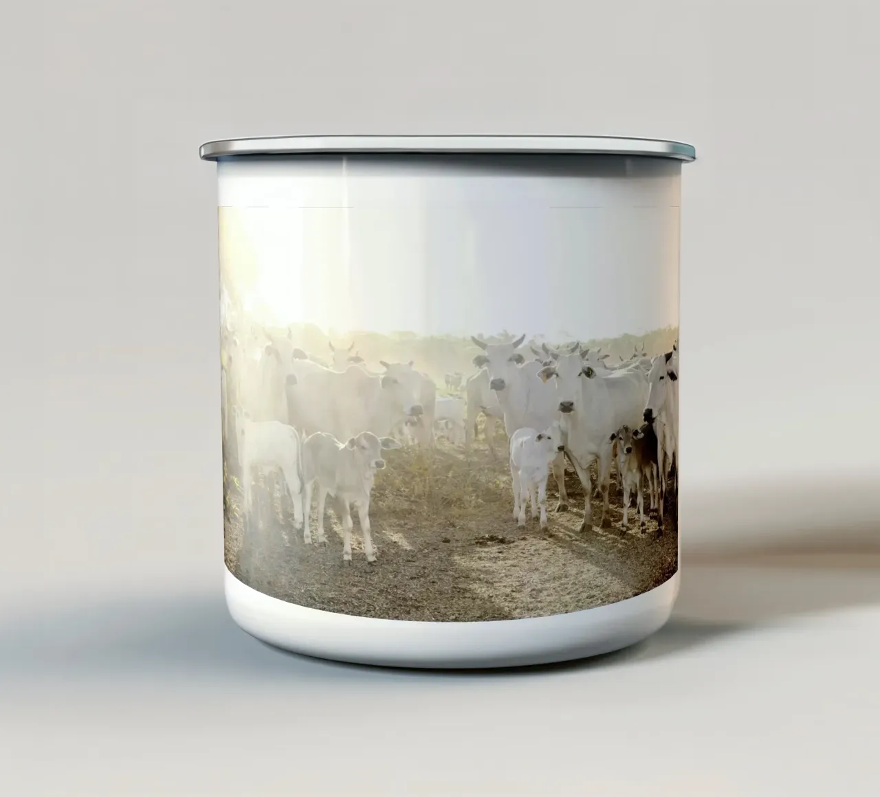 Mucche bianche in fattoria tazza in smalto da KISSA STUDIO