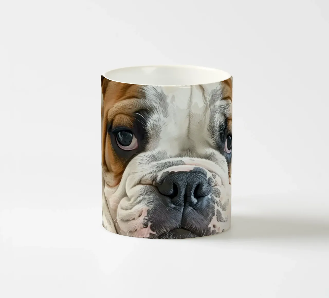 Il Bulldog riposa comodamente tazza in ceramica da DesignDoodle